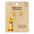 Par de pendientes Virgen de la Almudena de color dorado sobre su tarjeta