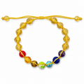 Pulsera de 7 chakras con hilo trenzado amarillo sobre fondo blanco