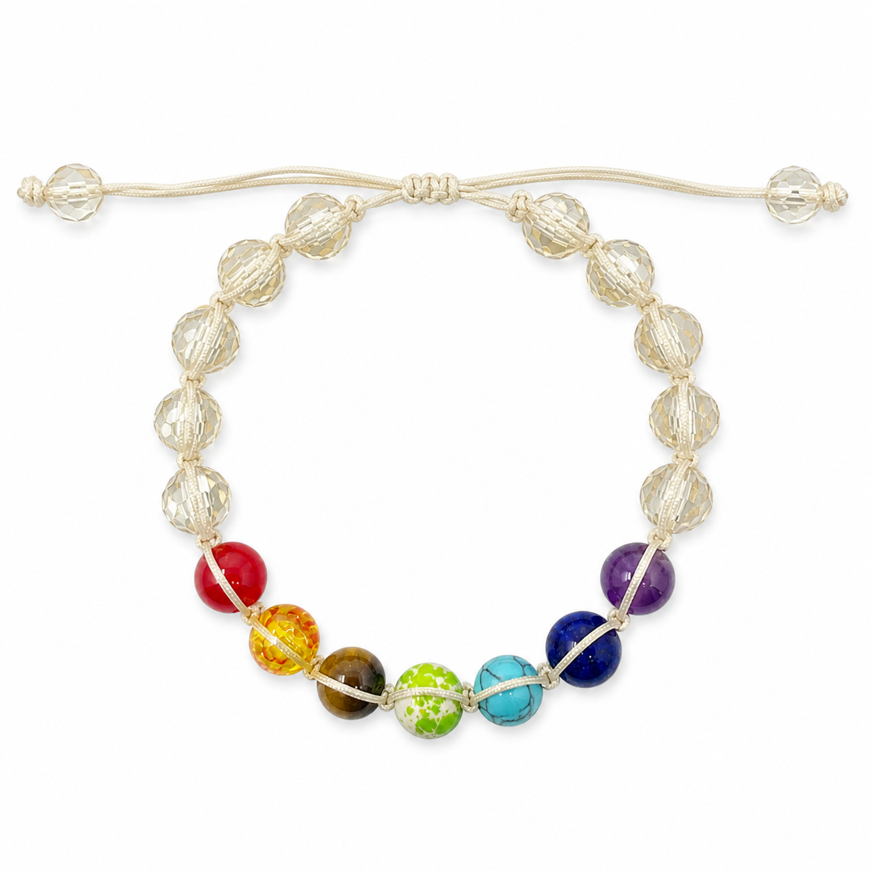 Pulsera de 7 chakras con hilo trenzado beige sobre fondo blanco