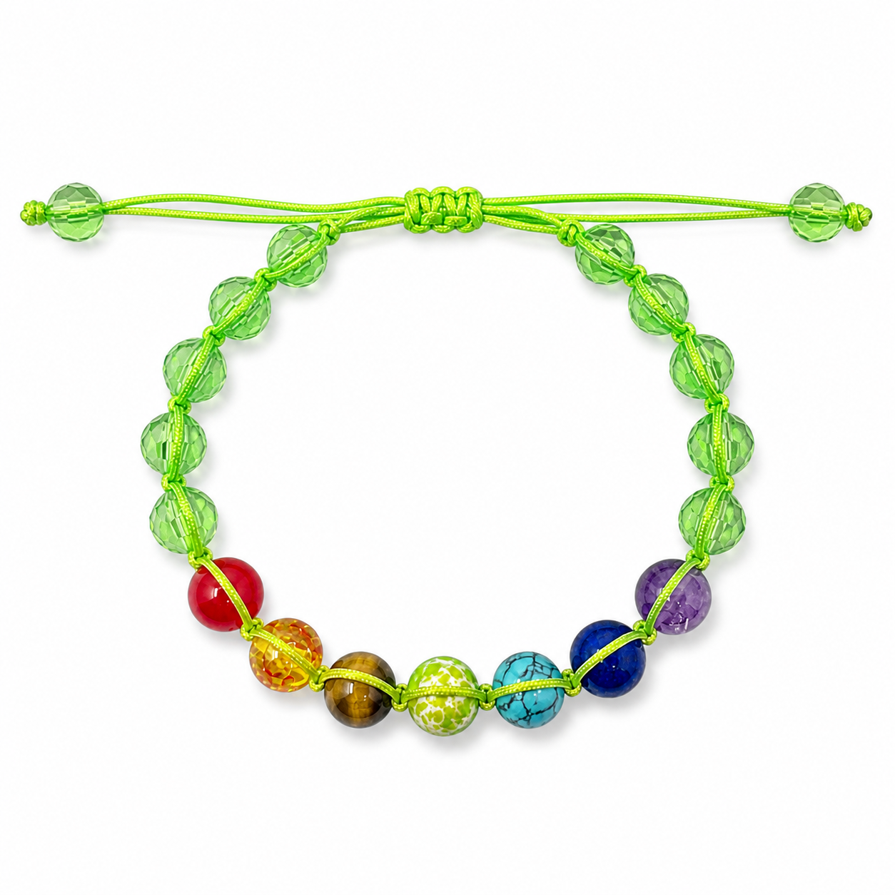 Pulsera de 7 chakras con hilo trenzado verde sobre fondo blanco