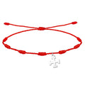 Pulsera de hilo rojo con 7 nudos y dije de Cruz Potenzada en acero plateado sobre fondo blanco.