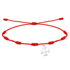 Pulsera de hilo rojo con 7 nudos y dije de Cruz Potenzada en acero plateado sobre fondo blanco.