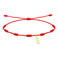 Pulsera de hilo rojo entrelazado con nudos y colgante de Cruz de las Catacumbas en acabado dorado.