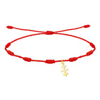 Pulsera de hilo rojo entrelazado con nudos y colgante de Cruz de las Catacumbas en acabado dorado.