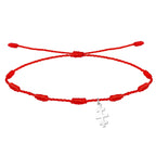 Pulsera de hilo rojo entrelazado con nudos y colgante de Cruz de las Catacumbas en acabado plateado.
