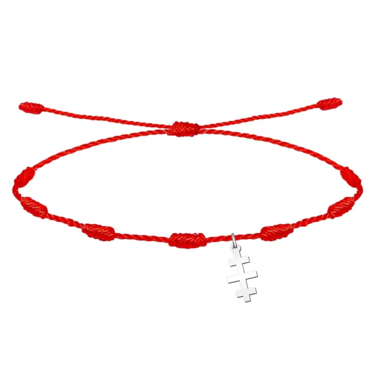 Pulsera de hilo rojo entrelazado con nudos y colgante de Cruz de las Catacumbas en acabado plateado.