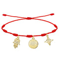 Pulsera de hilo rojo de 7 nudos con tres colgantes dorados: la Mano de Fátima (Jamsa), el Tetragrammatón y el Nudo de Bruja.
