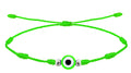 Pulsera de hilo verde de siete nudos con amuleto de ojo turco central verde claro y cuentas plateadas.