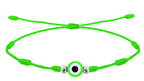Pulsera de hilo verde de siete nudos con amuleto de ojo turco central verde claro y cuentas plateadas.