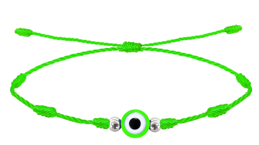 Pulsera de hilo verde de siete nudos con amuleto de ojo turco central verde claro y cuentas plateadas.