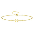 Pulsera de cadena fina dorada de acero inoxidable con amuleto de Cruz contra el Mal y cierre de mosquetón.