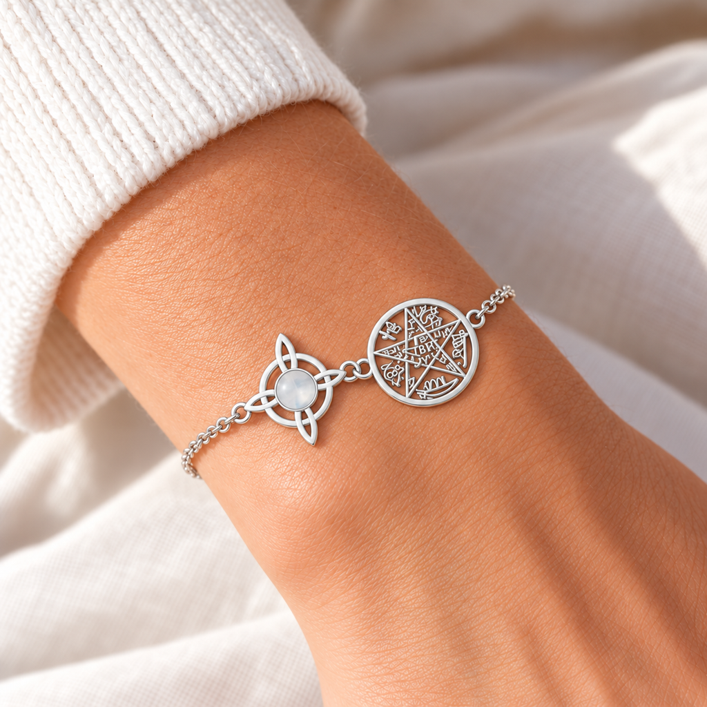 Pulsera plateada con cuarzo blanco en el Nudo de Bruja y Tetragrámaton calado, vista sobre la muñeca.