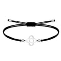 Pulsera Flor de Barcelona con hilo negro sobre fondo blanco