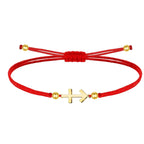 Pulsera de hilo rojo fino con amuleto de Cruz contra el Mal en acero dorado y cierre ajustable con cuentas.