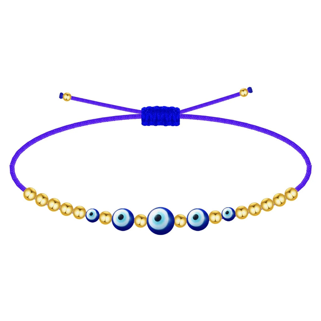 Pulsera de hilo azul ajustable con cinco amuletos de ojo turco de diferentes tamaños y cuentas doradas de acero inoxidable.