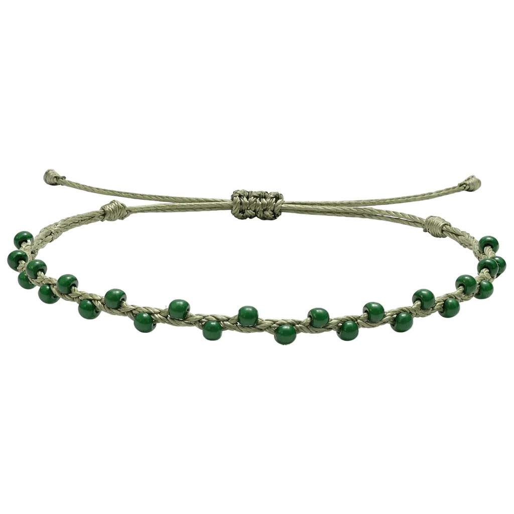 Pulsera ajustable de cordón verde oliva con cuentas verde oliva sobre fondo blanco