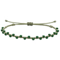 Pulsera ajustable de cordón verde oliva con cuentas verde oliva sobre fondo blanco