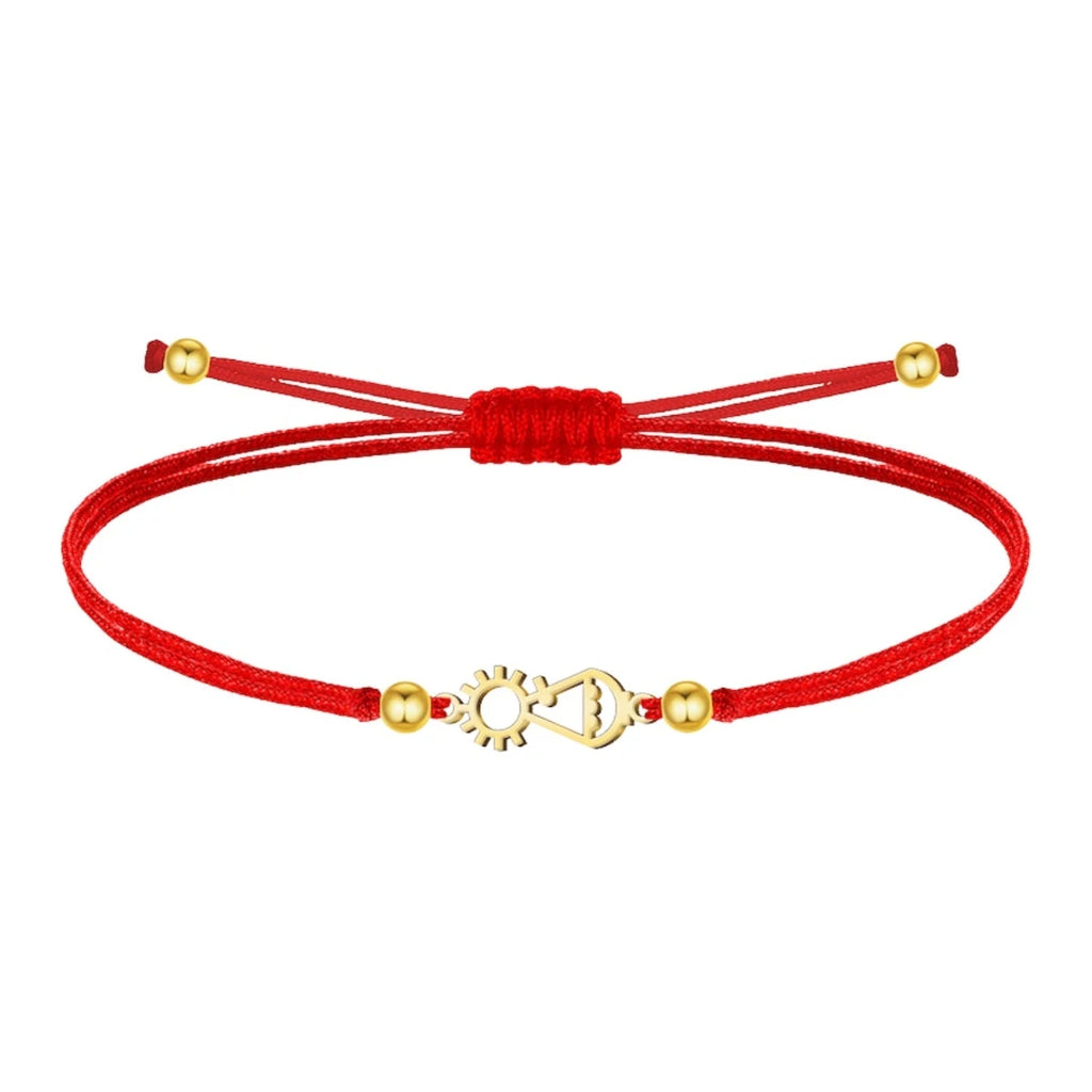 Pulsera de hilo rojo ajustable con silueta de la Virgen de Covadonga en acero dorado