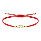 Pulsera de hilo rojo ajustable con silueta de la Virgen de Covadonga en acero dorado