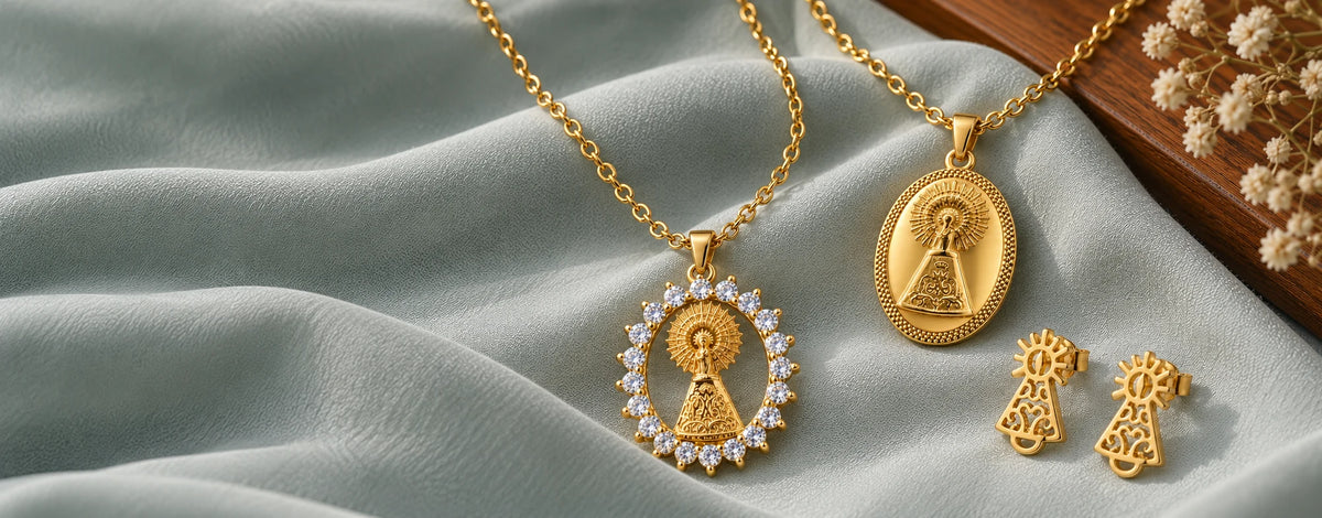 Collares y pendientes de la Virgen en color dorado sobre tela verde grisácea
