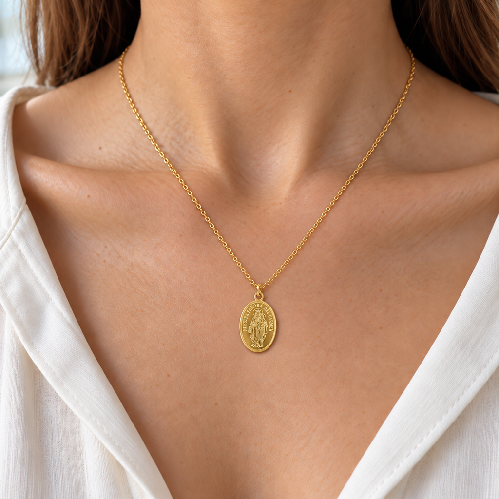 Collar Virgen del Carmen dorado, vista en uso