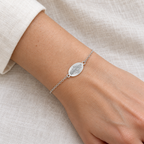 Pulsera Virgen del Carmen plateado, vista en uso