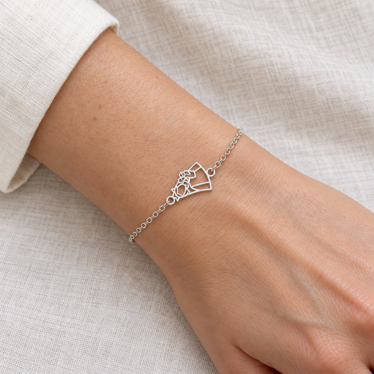 Pulsera Virgen del Carmen plateado, vista en uso
