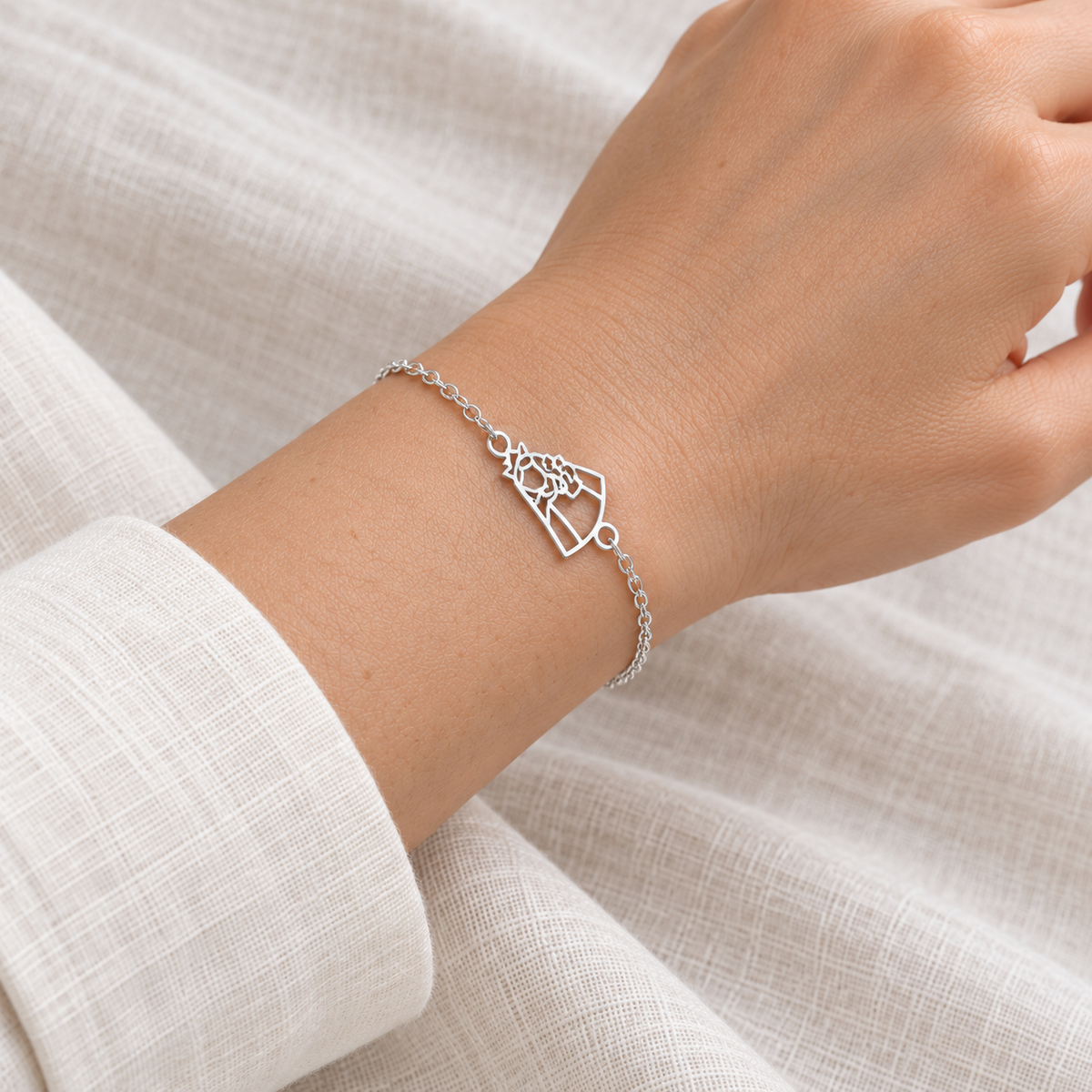Pulsera Virgen del Carmen plateado, vista en uso, segundo ángulo